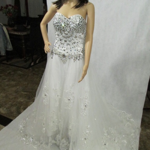 🌹NEW ARRIVAL CRYSTAL DIAMONTE ' CATHEDRAL GOWN - Picture 5 of 8